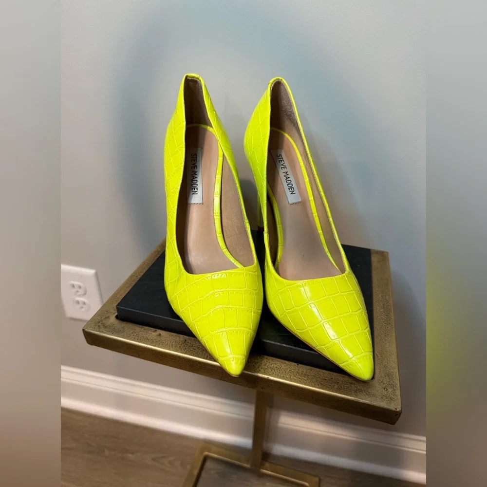 Steve Madden Vala-C neon yellow crocodile-embossed pumps - Picture 6 of 11